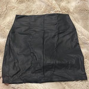 Black mini skirt, that is super stretchy!!